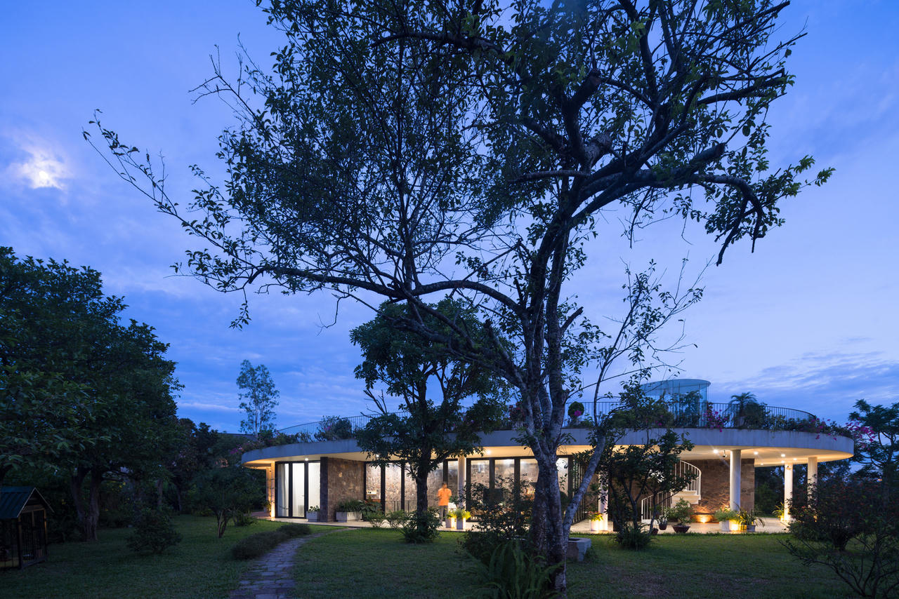 [Ảnh] Ngôi nhà hình elip với bể bơi, sân vườn ở vùng quê Nghệ An 