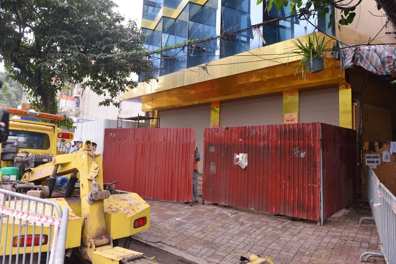 Thực hiện rào chắn khu vực phá dỡ để đảm bảo an toàn về người và tài sản &nbsp;