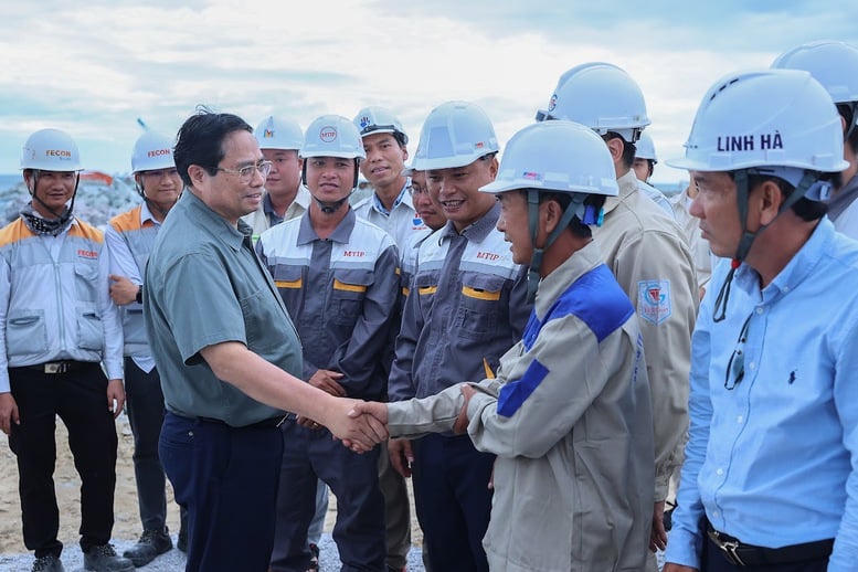 Thủ tướng thăm hỏi, động viên công nhân, người lao động - Ảnh: VGP/Nhật Bắc