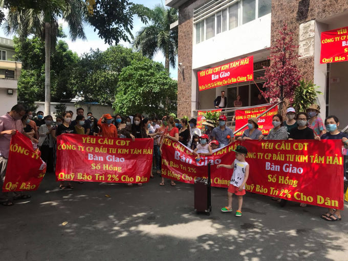 &nbsp;Tình trạng cư dân căng băng rôn đòi sổ đỏ thường xuyên xảy ra tại nhiều chung cư trên địa bàn TP.HCM do chủ đầu tư nhiều năm không ra sổ.&nbsp; &nbsp;