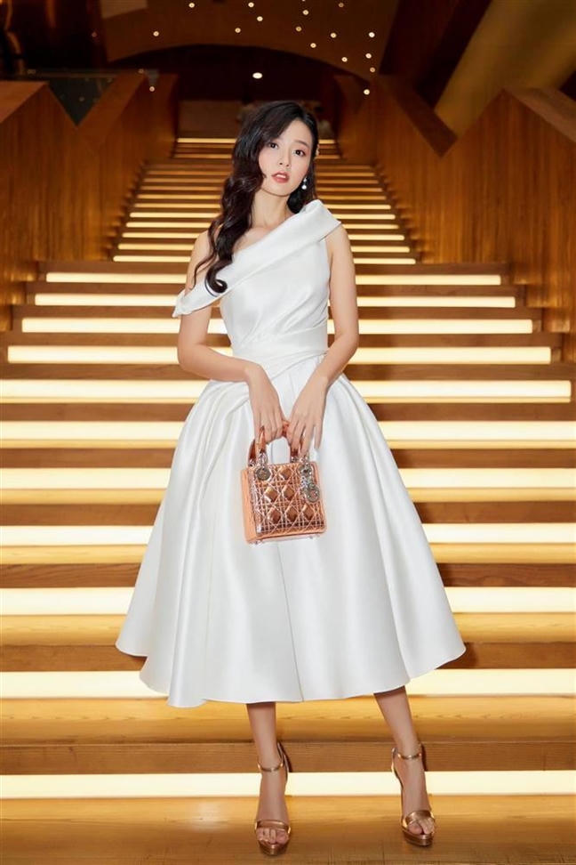 Midu va loat bat dong san tri gia hang chuc ty dong o tuoi 30