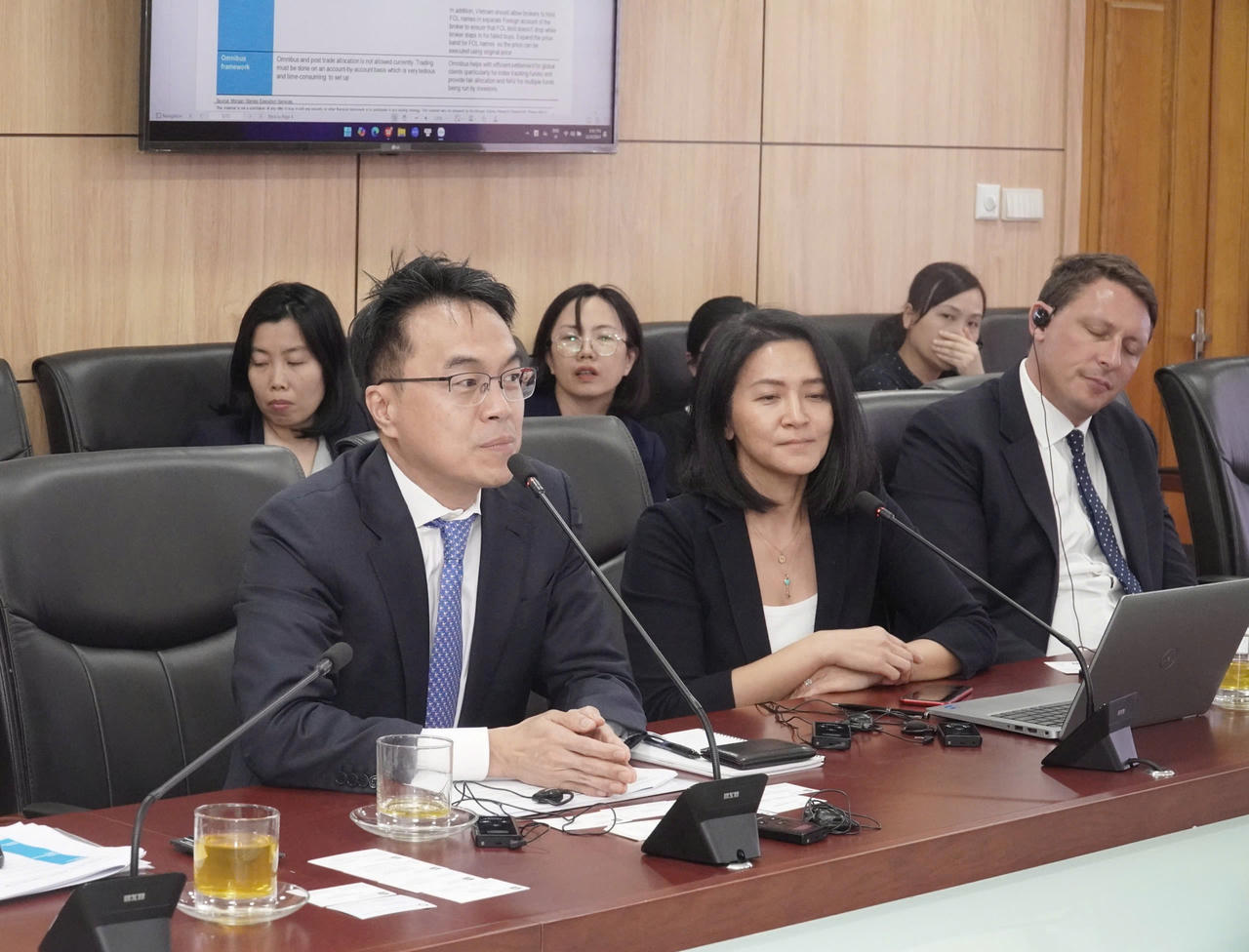 Ông Young Lee, Giám đốc Điều hành hoạt động kinh doanh cổ phiếu khu vực Châu Á, Morgan Stanley trao đổi tại buổi làm việc &nbsp;