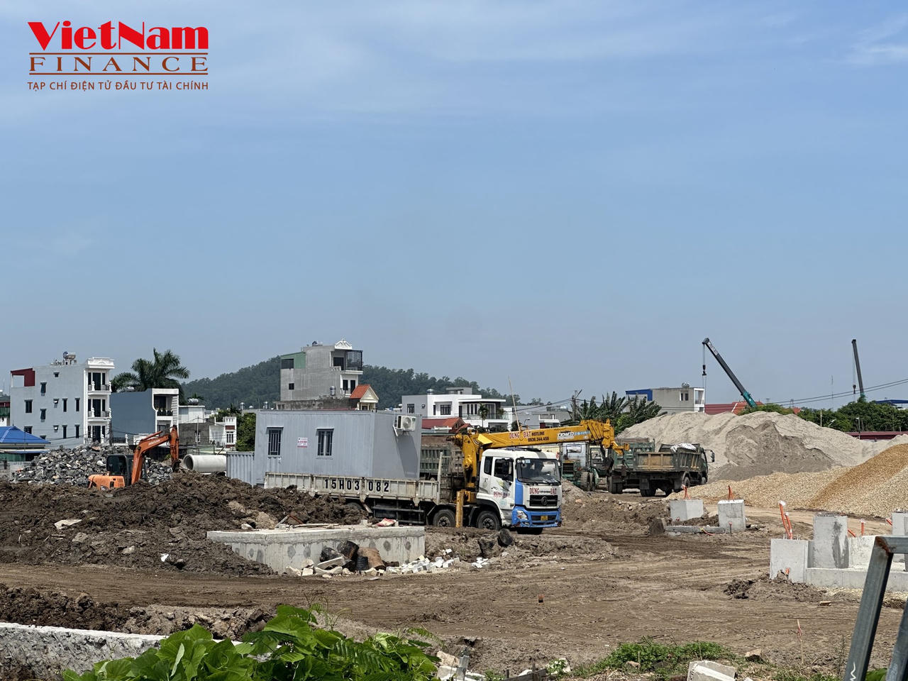 Chủ đầu tư đang thực hiện san gạt tạo lập mặt bằng và triển khai hạng mục cống thoát nước, đường điện