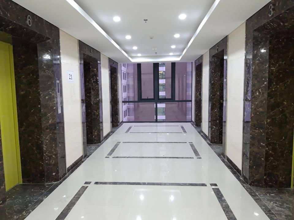 Thang máy tầng 21 có đầy đủ 6 cửa thang và phím bấm, tuy nhiên các cửa thang máy không hoạt động đồng thời mà chia làm 2 cụm.