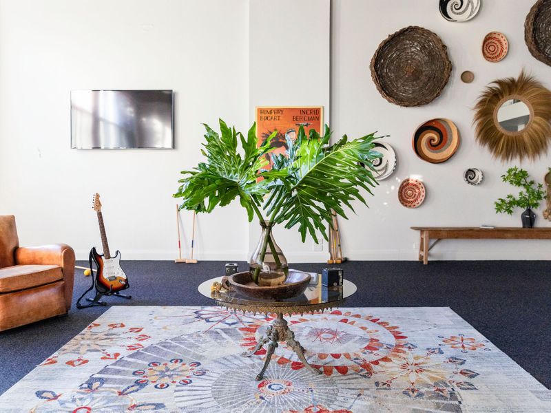 5 nguyên tắc đặt TV cỡ lớn trong phòng khách nhỏ khiến nhà thoáng rộng bất ngờ