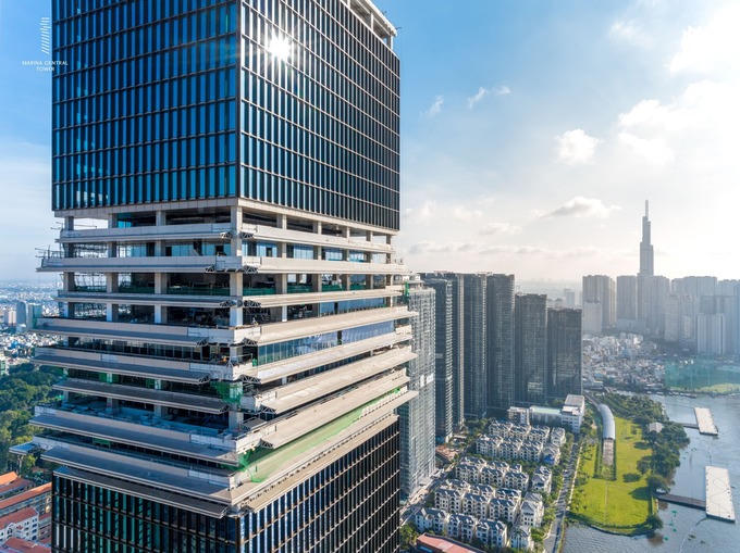 Các tầng ở giữa của tòa nhà chọc trời này chính là điểm nhấn ấn tượng với không gian hài hòa cùng thiên nhiên &nbsp;