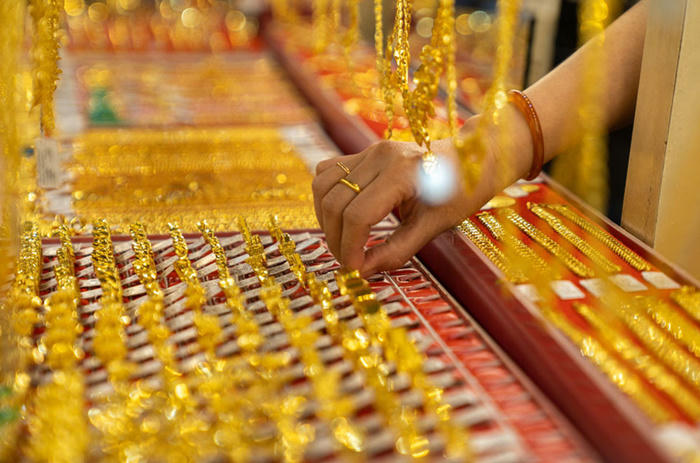 Giá vàng tăng dữ dội: Lao vào cơn sốt, nguy cơ gãy đổ trước mốc 73 triệu/lượng