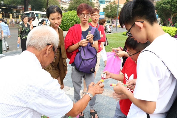  Giua Sai Gon nao nhiet co cu ong ngoi ban ‘ve ve tuoi tho’