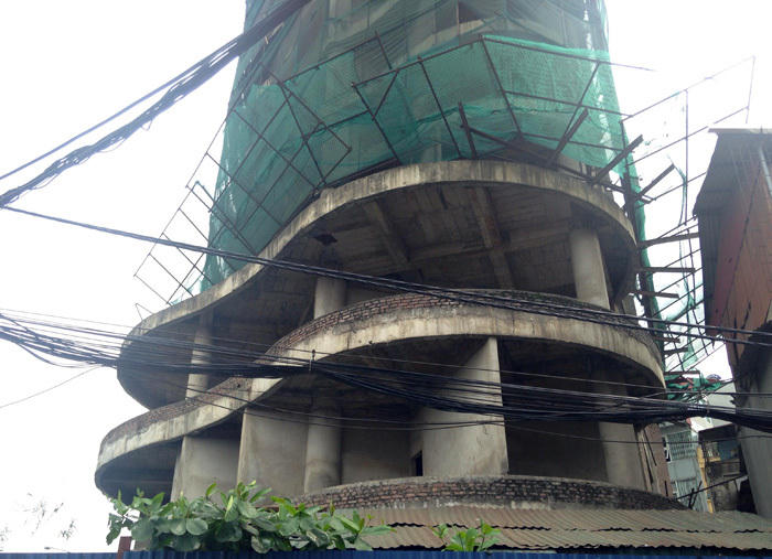 Tòa tháp 'ma' hoang lạnh, ngàn tỷ đổ nát giữa Thủ đô