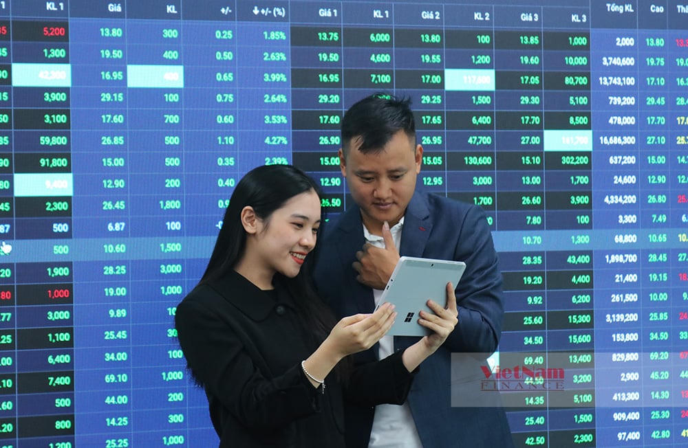 Thị trường chứng khoán bùng nổ trong phiên 16/8 cả về giá và thanh khoản
