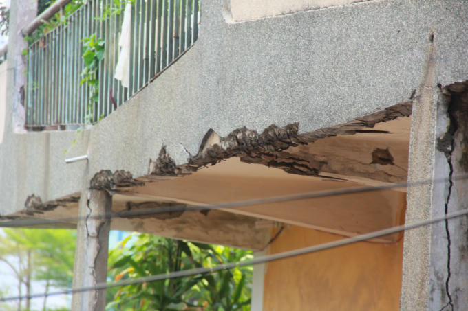 Người Sài Gòn sống trong chung cư xuống cấp, tường nhà nứt toác phải cột bằng dây kẽm, đổ sập bất cứ lúc nào