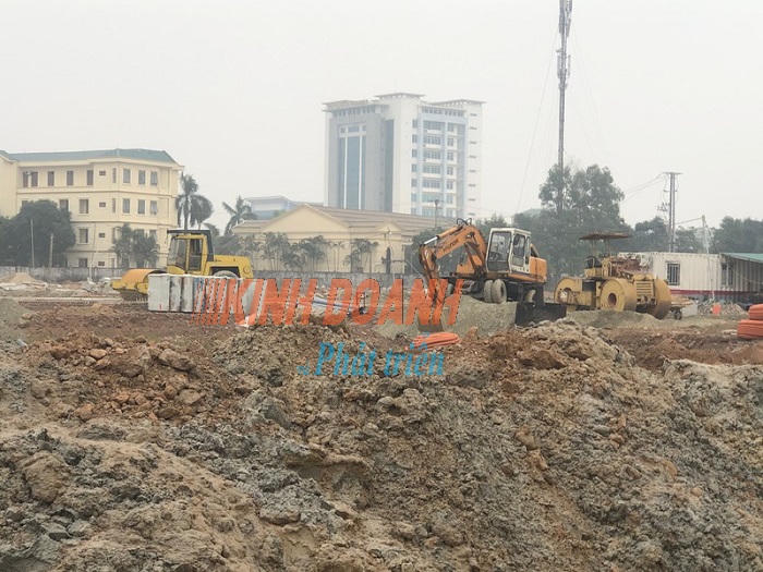 Máy móc, thiết bị được đưa vào san gạt, đổ đất, xây dựng mương, lắp trạm biến áp.