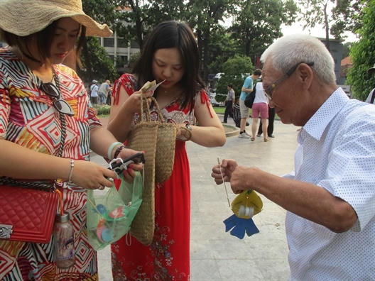  Giua Sai Gon nao nhiet co cu ong ngoi ban ‘ve ve tuoi tho’