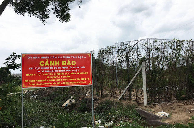 Quận Bình Tân (TP.HCM) cắm biển cảnh báo tình trạng phân lô, bán nền trái quy định đến người dân. Đây là đất quy hoạch cây xanh, cây xanh cách ly hành lang an toàn nhưng "cò đất" lại phân lô, bán nền. &nbsp;