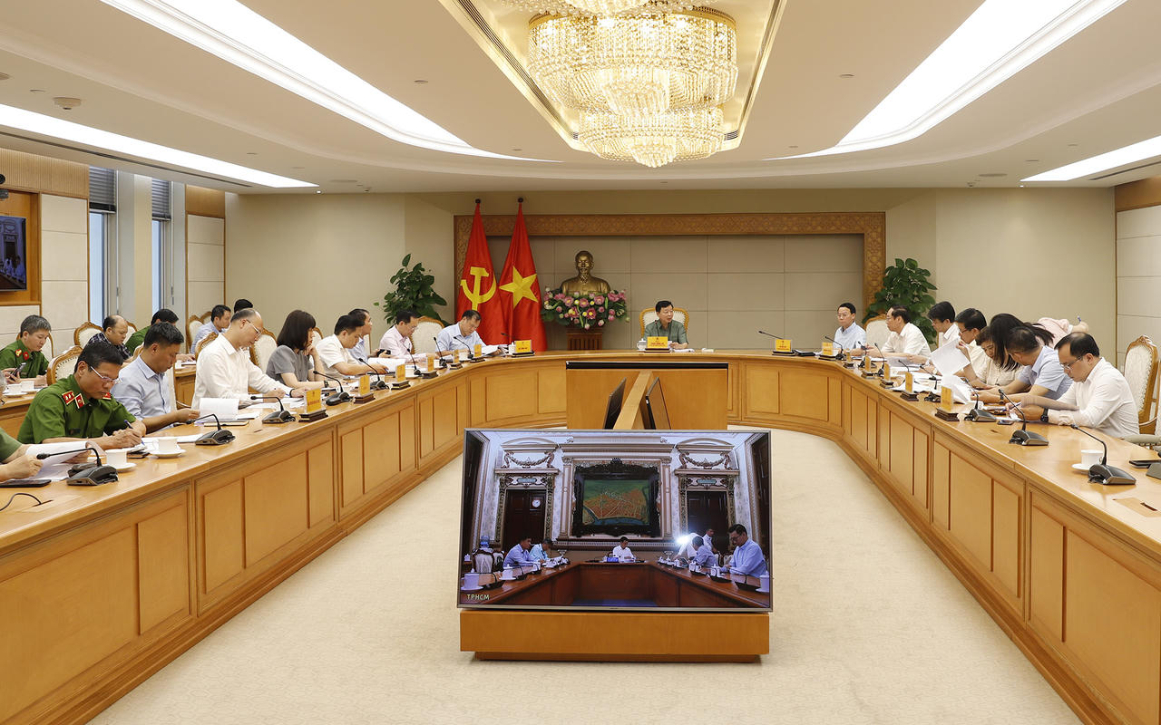 Phó Thủ tướng cũng yêu cầu Hà Nội, TPHCM chủ động xây dựng và thực hiện các phương án cụ thể để giảm ô nhiễm môi trường phù hợp với điều kiện thực tế - Ảnh: VGP/Đình Nam &nbsp;