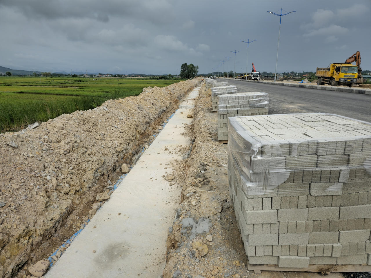 Nhà thầu thi công hạng mục thoát nước hai bên đường.