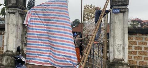 Lạ lùng cổng biệt thự kiểu Tây tại đình di tích