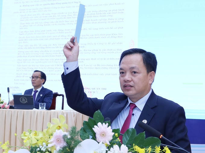 Ông Trần Chiến Công, Tổng giám đốc Biwase lấy ý kiến các cổ đông về kế hoạch sản xuất, kinh doanh năm 2024.