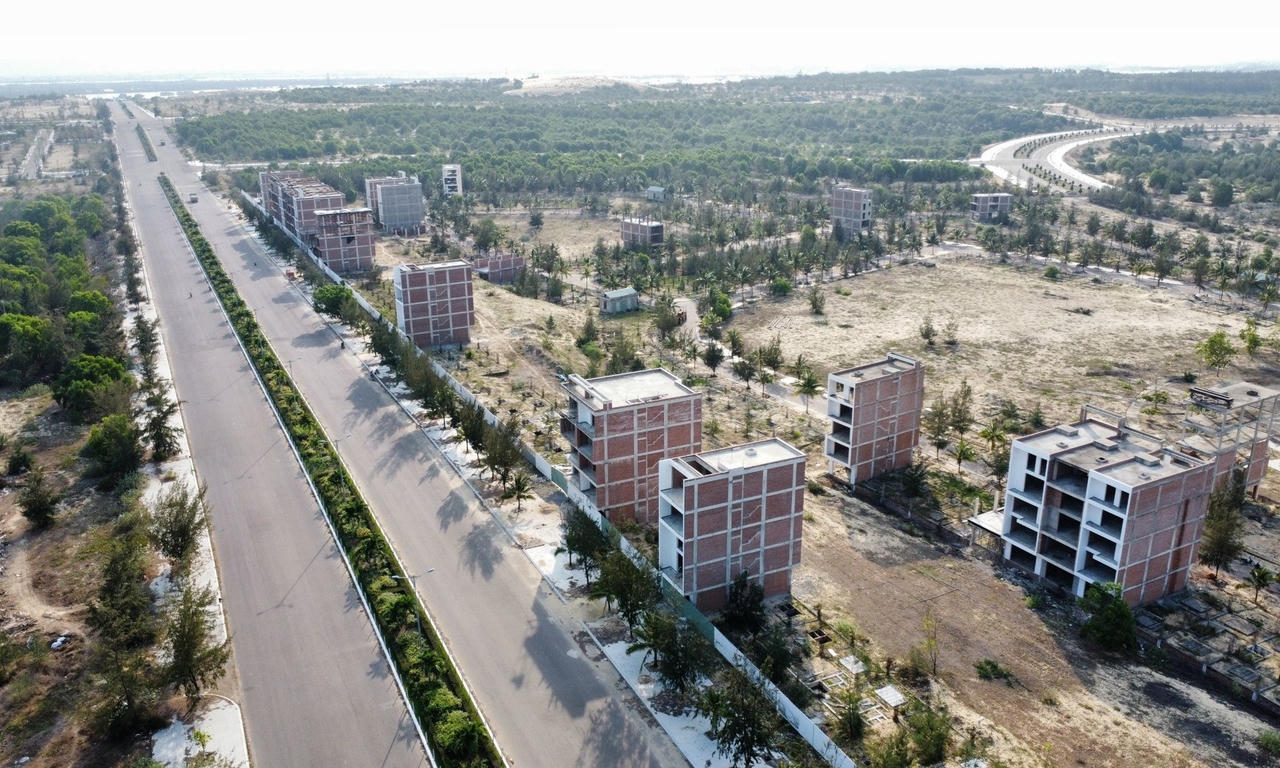 Dự án Khu đô thị chức năng FLC Lux City Quy Nhơn tại Khu kinh tế Nhơn Hội xây dựng dang dở, chưa biết ngày hoàn thành.