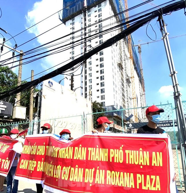 Khách hàng treo băng rôn tố cáo chủ đầu tư tại dự án Khu nhà ở thương mại - dịch vụ Contentment Plaza (Roxana Plaza) tại TP Thuận An.