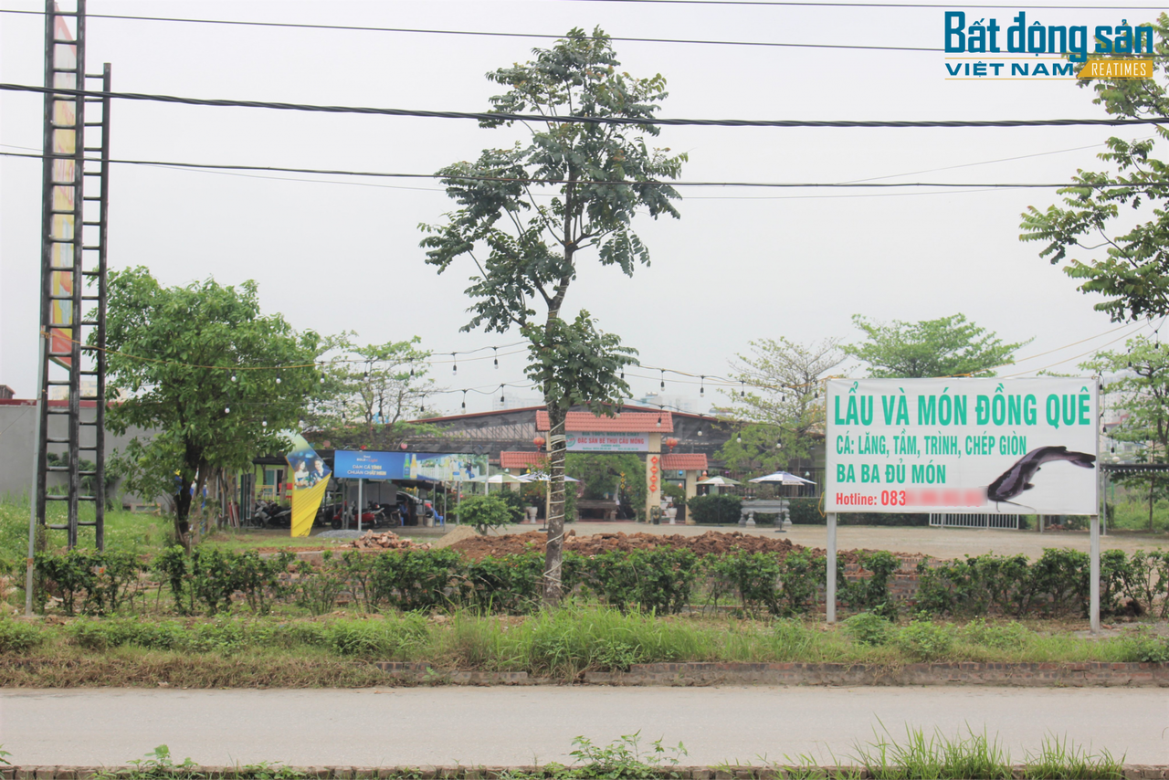 Nhà hàng quy mô lớn được xây dựng trong công viên. &nbsp;