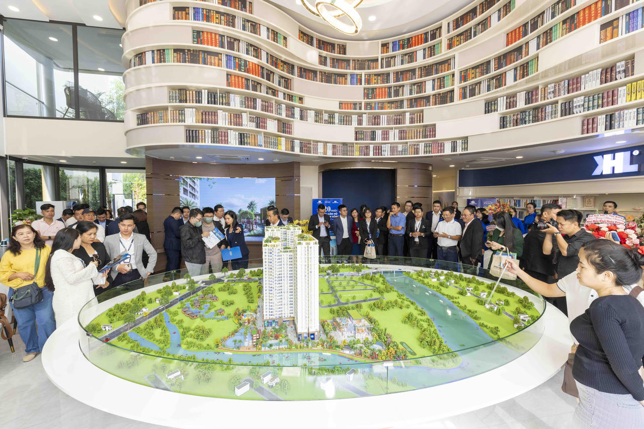 Khu vực sa bàn dự án luôn thu hút đông đảo khách hàng quan tâm và được tư vấn bởi đội ngũ K.I.S chuyên nghiệp &nbsp;