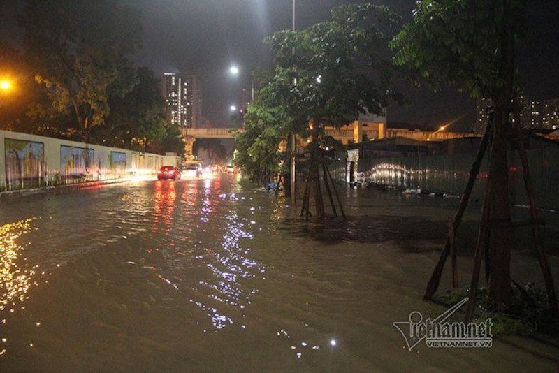 Bi hài Hà Nội: Ngồi thùng xốp, chèo xuồng vào ‘làng’ biệt thự triệu đô