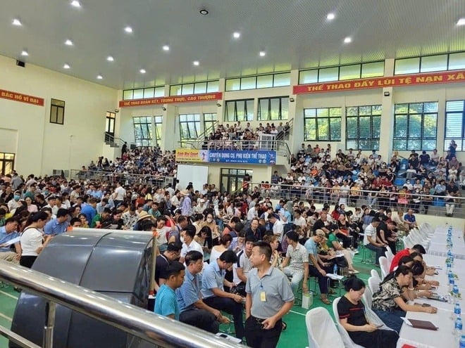 Khung cảnh tại buổi đấu giá đất ở Thanh Oai diễn ra vào cuối tuần vừa qua. Ảnh: DV&nbsp;