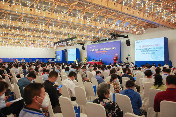 Cổ đông ngân hàng chất vấn về việc cho vay bất động sản