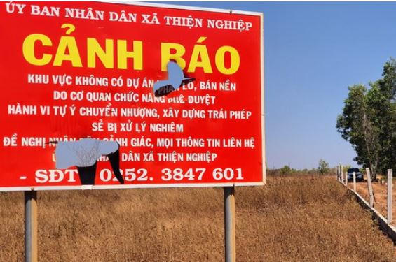 Các tấm biển cảnh báo về tình trạng mua bán, chuyển nhượng đất đai trái phép của chính quyền địa phương. &nbsp;