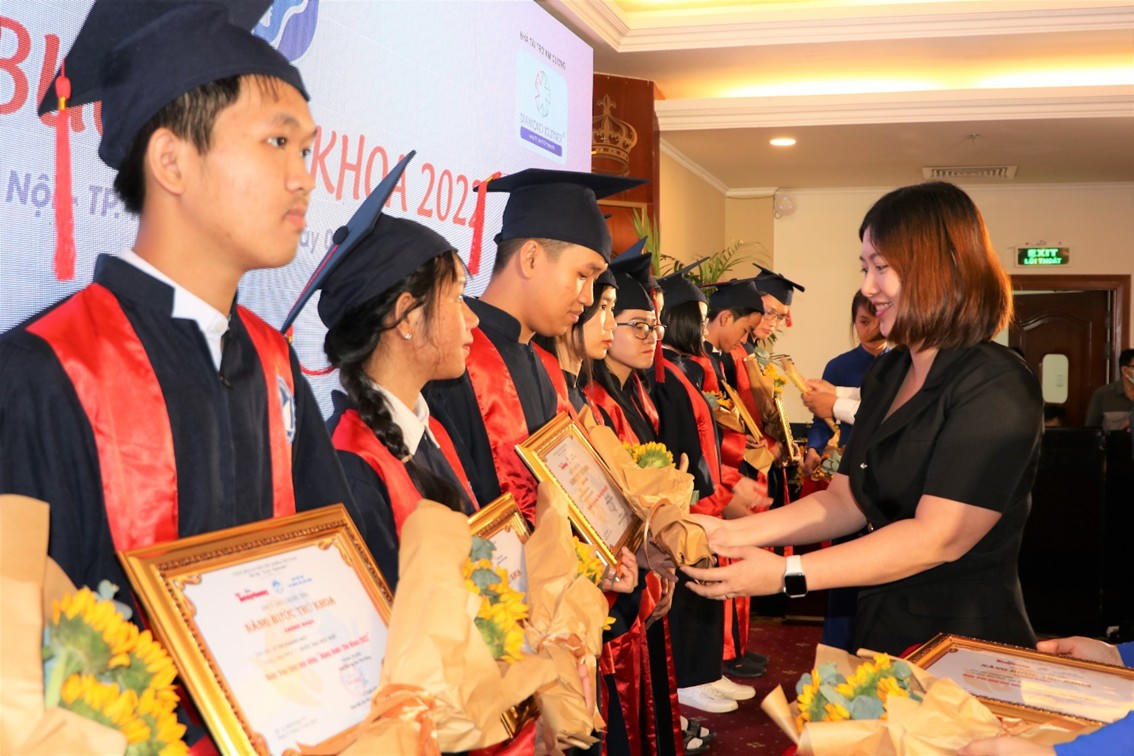 Phát Đạt đồng hành cùng học bổng “Nâng bước Thủ khoa 2022”