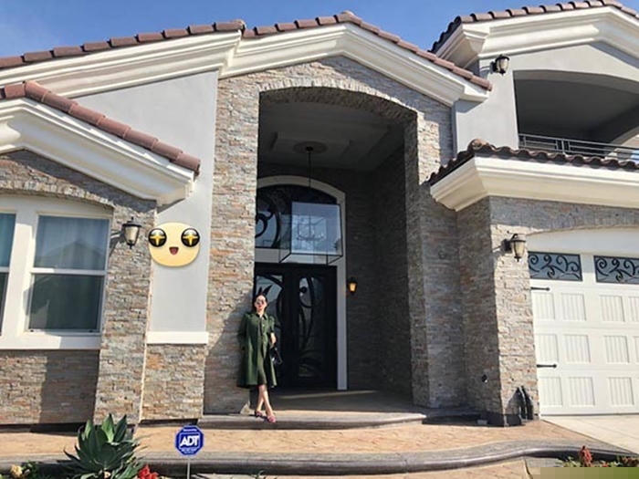 Lệ Quyên cũng là một trong những sao Việt sở hữu biệt thự triệu đô trên đất Mỹ. Vợ chồng Lệ Quyên mua căn biệt thự này vào cuối năm 2017 với giá 1,5 triệu USD (khoảng 34 tỷ đồng), có diện tích rộng 400m2 tại bang California, Mỹ. Cô mua ngôi nhà này không nhằm mục đích ra nước ngoài định cư mà là để nghỉ ngơi, sinh hoạt mỗi khi sang Mỹ lưu diễn.