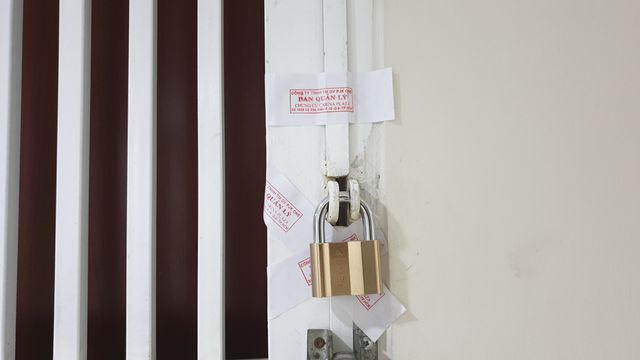 Một căn hộ tại chung cư Carina vẫn còn dán niêm phong