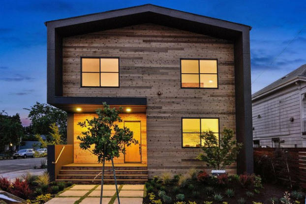 Ngôi nhà gỗ đơn giản bên ngoài, hiện đại bên trong