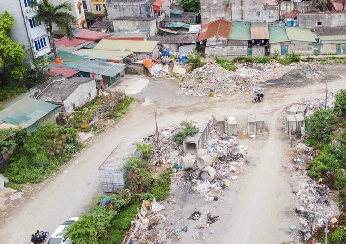 Tuyến đường nghìn tỉ chậm tiến độ, người dân khốn khổ vì ngập ngụa rác thải