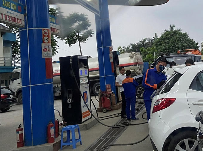 Giá xăng tăng sát ngưỡng 33.000 đồng một lít
