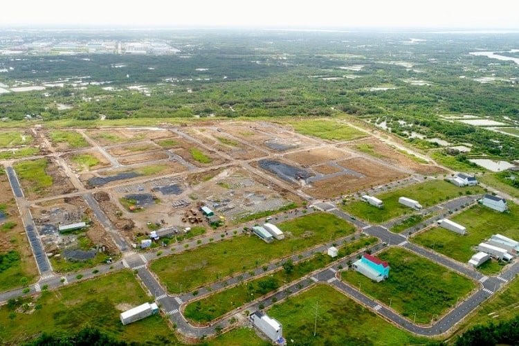 Phân khúc đất nền có giá dưới 1 tỷ đồng vẫn “túc tắc” giao dịch trong mùa dịch. &nbsp;