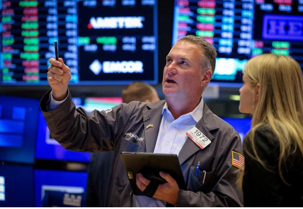 Cổ phiếu tại Mỹ đồng loạt giảm, phản ánh lo ngại gia tăng từ thị trường trước các động thái thương mại của Tổng thống Trump (Ảnh: Reuters)