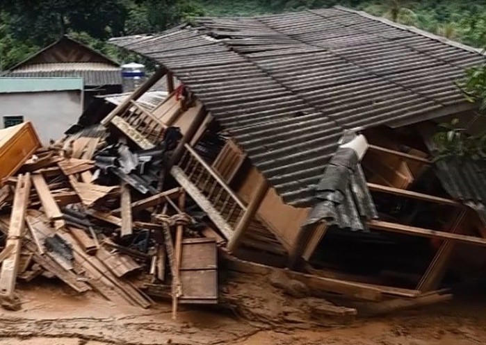 Thanh Hóa: Lũ cuốn phăng cả trăm nhà, dân bơ phờ đi ở tạm