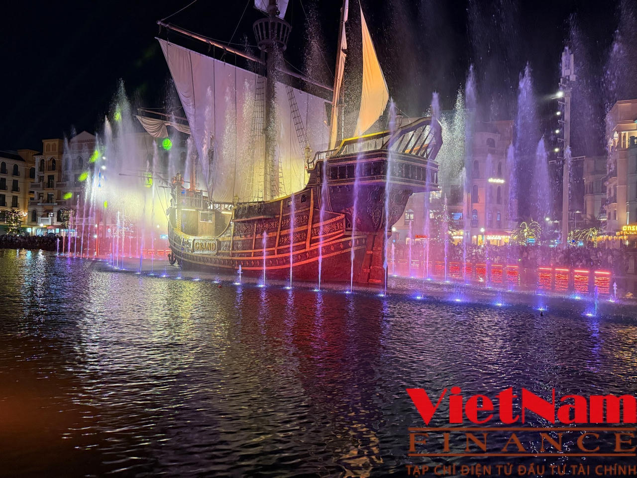 Phố đêm rực sáng tại Khu đô thị Ocean Park ở Hưng Yên