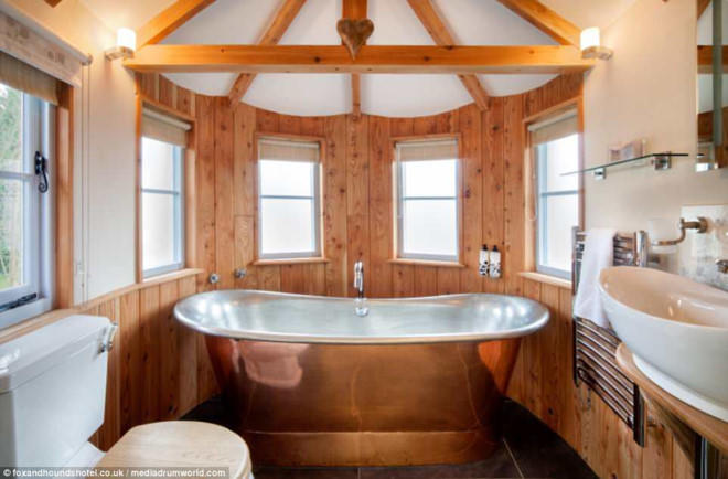 Kỳ ảo ngôi nhà trên cây lớn nhất nước Anh