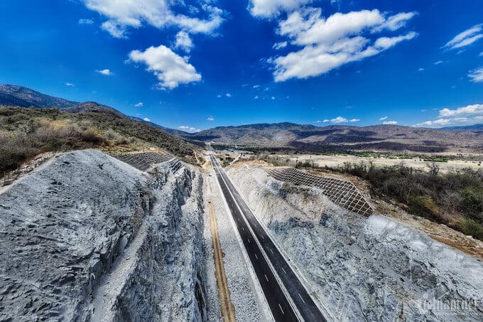 Địa hình bán sơn địa vô cùng nguy hiểm và khó thi công