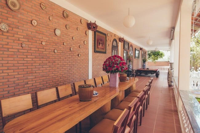 Nữ diễn viên xây căn biệt phủ này để tặng cha mẹ dịp lễ Vu Lan