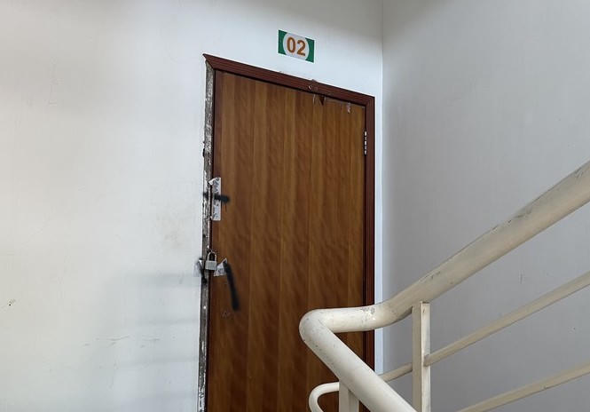 Khu vực thang bộ, lối vào tầng 2 bị Ban quản trị chung cư Phú Hoàng Anh khóa lại suốt nhiều năm qua. &nbsp;