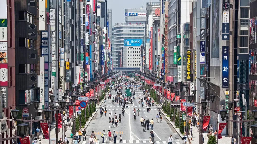 Khu phố Ginza (Tokyo, Nhật Bản) hoạt động nhộn nhịp cả ngày lẫn đêm. &nbsp;