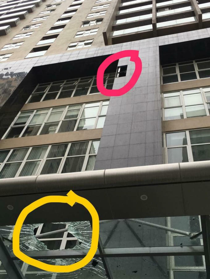 Một tấm đá ốp tường lớn từ trên cao bong ra rơi xuyên qua lớp kính chống lực, khiến cư dân không khỏi hoang mang về chất lượng thực sự của tòa nhà.