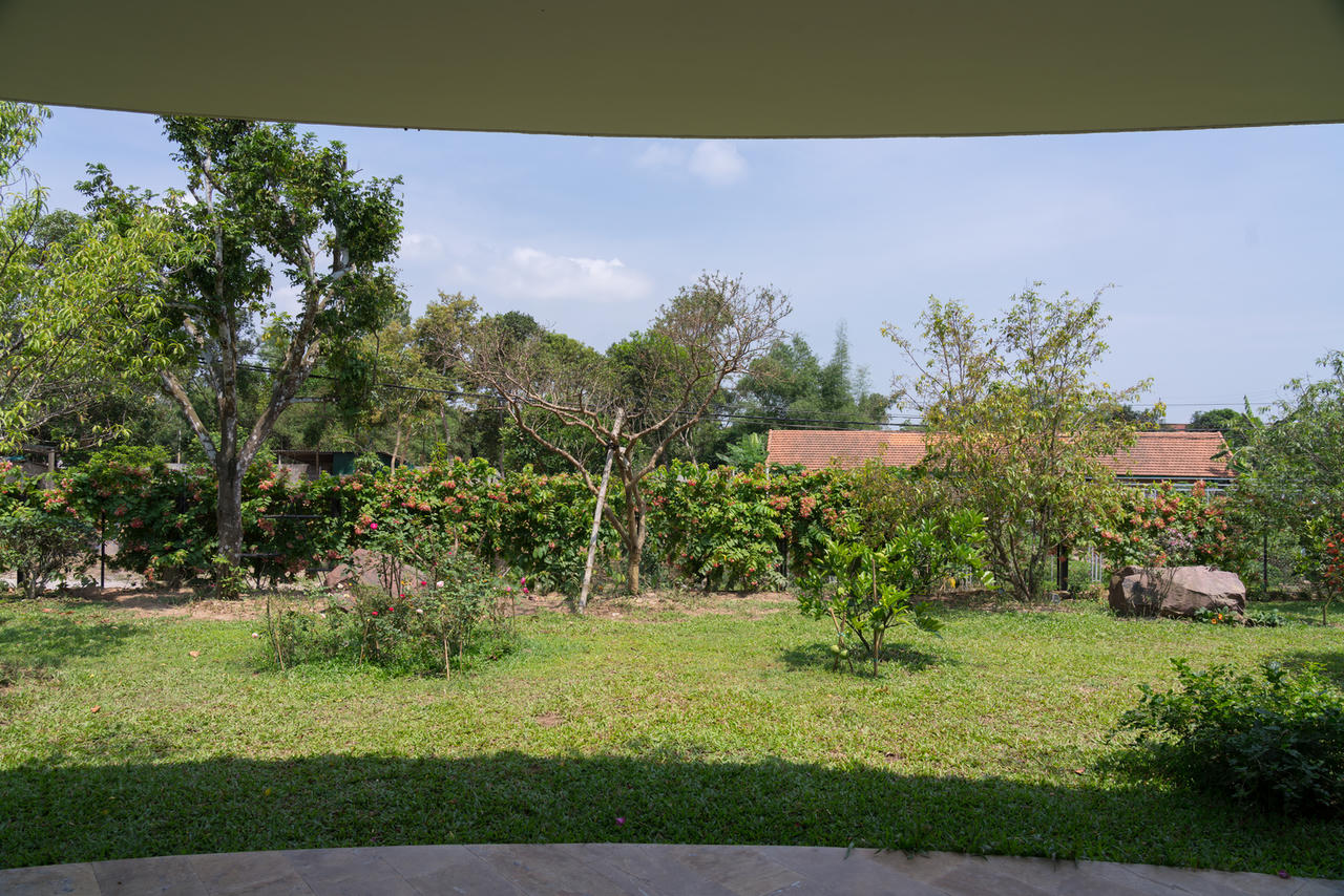 [Ảnh] Ngôi nhà hình elip với bể bơi, sân vườn ở vùng quê Nghệ An 