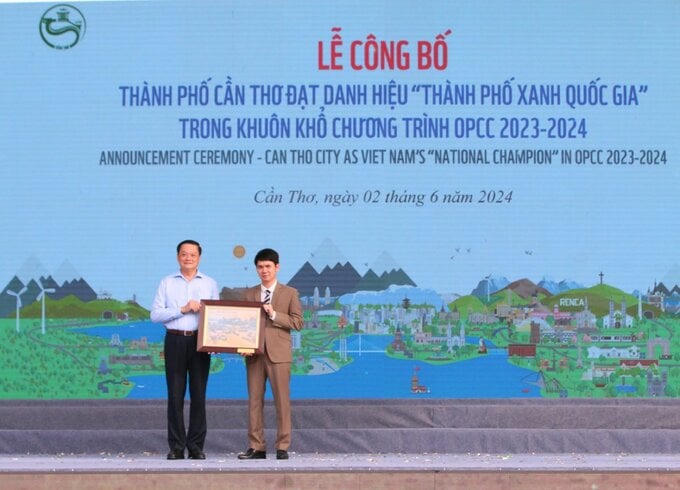 Đại diện WWF tại Việt Nam vinh danh và trao tặng danh hiệu "Thành phố Xanh Quốc gia" cho TP. Cần Thơ. Ảnh: Tuệ An/Báo Lao Động