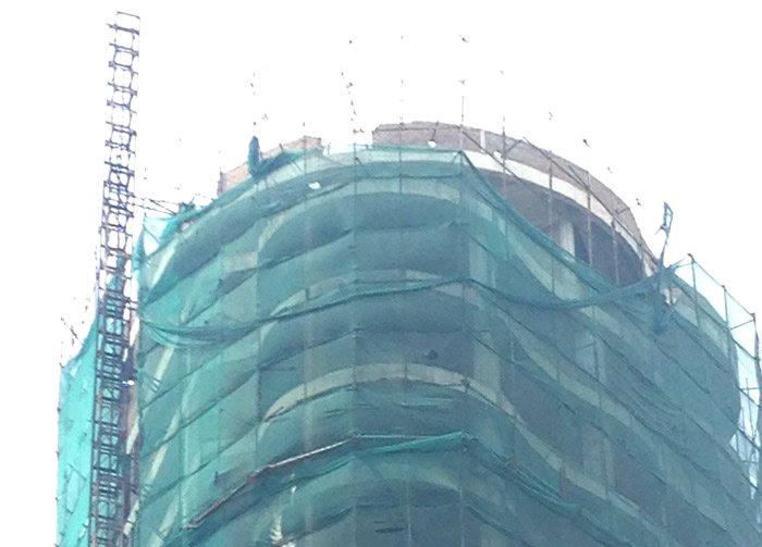 Tòa nhà bỏ hoang hơn thập kỷ trên đất vàng Hồ Tây