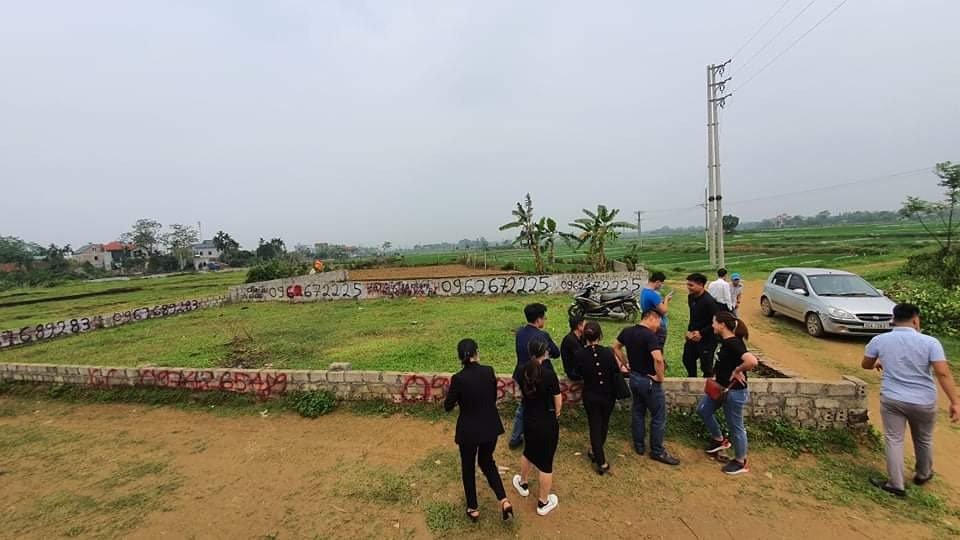 Mắc kẹt vì lướt sóng bất động sản, nhà đầu tư "chờ không được, bán không xong".